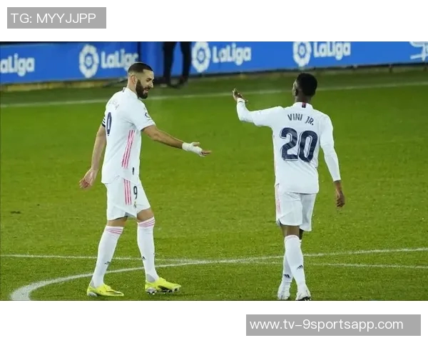 维尼修斯晒照和女友拼大力神杯乐高,旁边陈列柜摆放众多奖杯 维尼修斯晒照和女友拼大力神杯乐高,旁边陈列柜摆放众多奖杯